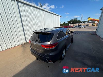 Czwarte zdjęcie samochodu z boku: 2017 TOYOTA HIGHLANDER LIMITED VIN:5TDYZRFH6HS230158 - miniatura