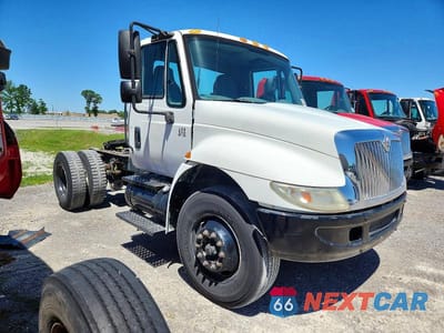 2002 INTERNATIONAL 4400 SEMI TRUCK 1HSMKAAN72H533101 - główne zdjęcie licytacji z USA - miniatura
