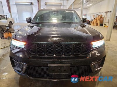 Piąte zdjęcie samochodu w środku: 2023 JEEP GRAND CHEROKEE LAREDO VIN:1C4RJHAG5PC642897 - miniatura