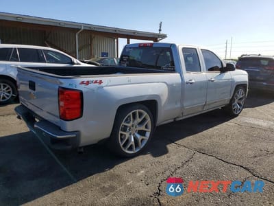 Trzecie zdjęcie samochodu z tyłu: 2018 CHEVROLET SILVERADO K1500 LT VIN:1GCVKREH1JZ138565 - miniatura