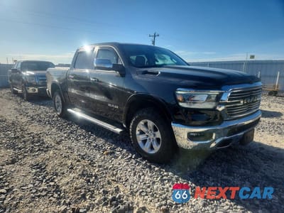 Czwarte zdjęcie samochodu z boku: 2022 RAM 1500 LARAMIE VIN:1C6SRFJM3NN262552 - miniatura