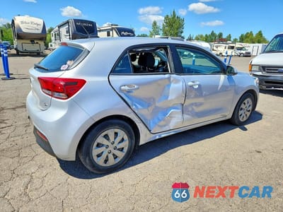 Trzecie zdjęcie samochodu z tyłu: 2020 KIA RIO 5-DOOR S VIN:3KPA25AD2LE351873 - miniatura