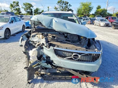 Piąte zdjęcie samochodu w środku: 2019 VOLVO XC40 T5 MOMENTUM VIN:YV4162UK2K2127203 - miniatura