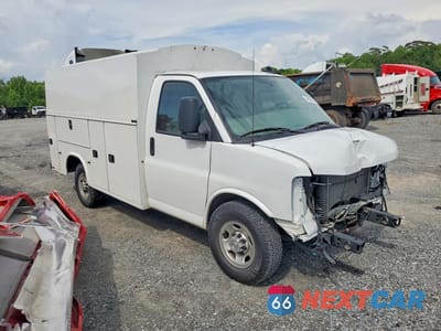 Czwarte zdjęcie samochodu z boku: 2024 CHEVROLET EXPRESS G3500 VIN:1GB0GRF71R1250959 - miniatura
