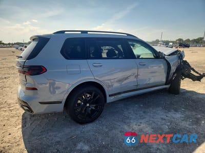 Trzecie zdjęcie samochodu z tyłu: 2026 BMW X7 XDRIVE40I VIN:5UX23EM02T9328509 - miniatura
