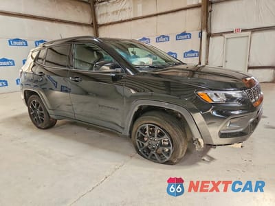Czwarte zdjęcie samochodu z boku: 2025 JEEP COMPASS LATITUDE VIN:3C4NJDBN9ST617891 - miniatura