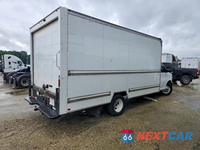 Trzecie zdjęcie samochodu z tyłu: 2022 GMC SAVANA BOX TRUCK VIN:7GZ37TC74NN010174 - miniatura