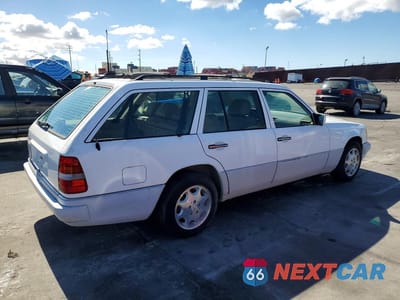 Trzecie zdjęcie samochodu z tyłu: 1995 MERCEDES-BENZ E 320 VIN:WDBEA92E3SF304552 - miniatura