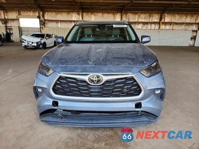 Piąte zdjęcie samochodu w środku: 2022 TOYOTA HIGHLANDER XLE VIN:5TDHZRAHXNS121754 - miniatura