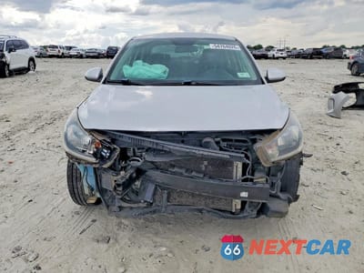 Piąte zdjęcie samochodu w środku: 2019 KIA RIO S VIN:3KPA24AB9KE158742 - miniatura