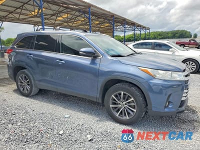 Czwarte zdjęcie samochodu z boku: 2019 TOYOTA HIGHLANDER XLE VIN:5TDKZRFH9KS326864 - miniatura