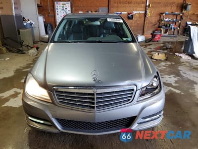 Piąte zdjęcie samochodu w środku: 2013 MERCEDES-BENZ C 300 4MATIC VIN:WDDGF8ABXDR247223 - miniatura