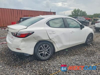 Trzecie zdjęcie samochodu z tyłu: 2019 TOYOTA YARIS LE VIN:3MYDLBYV3KY522894 - miniatura