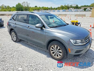 Czwarte zdjęcie samochodu z boku: 2019 VOLKSWAGEN TIGUAN S VIN:3VV1B7AX1KM145942 - miniatura
