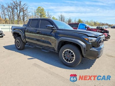Czwarte zdjęcie samochodu z boku: 2025 TOYOTA TACOMA TRD OFF-ROAD VIN:3TMLB5JN4SM145315 - miniatura