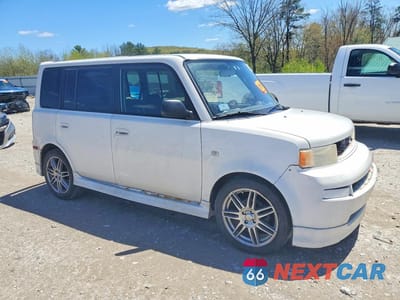 Czwarte zdjęcie samochodu z boku: 2005 TOYOTA SCION XB VIN:JTLKT324X50180181 - miniatura