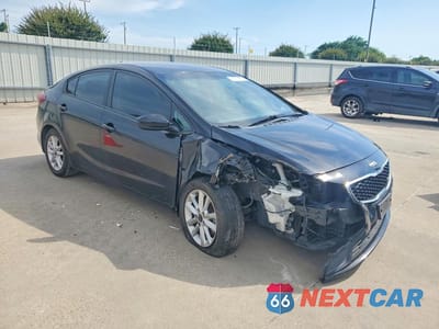 Czwarte zdjęcie samochodu z boku: 2017 KIA FORTE S VIN:3KPFL4A75HE103941 - miniatura