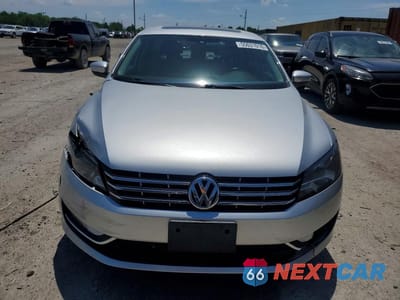 Piąte zdjęcie samochodu w środku: 2015 VOLKSWAGEN PASSAT SE VIN:1VWBV7A35FC099737 - miniatura