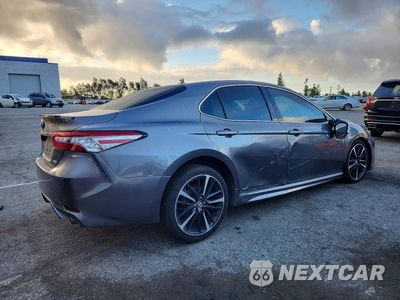 Trzecie zdjęcie samochodu z tyłu: 2018 TOYOTA CAMRY XSE VIN:4T1B61HK6JU105862 - miniatura