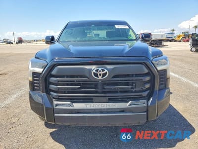 Piąte zdjęcie samochodu w środku: 2023 TOYOTA TUNDRA CREWMAX SR5 VIN:5TFLA5EC4PX014091 - miniatura