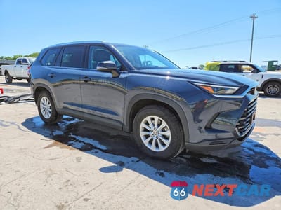 Czwarte zdjęcie samochodu z boku: 2024 TOYOTA GRAND HIGHLANDER XLE VIN:5TDAAAA58RS017415 - miniatura