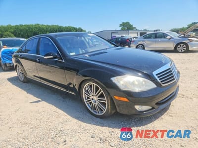 Czwarte zdjęcie samochodu z boku: 2008 MERCEDES-BENZ S 550 VIN:WDDNG71X58A175880 - miniatura
