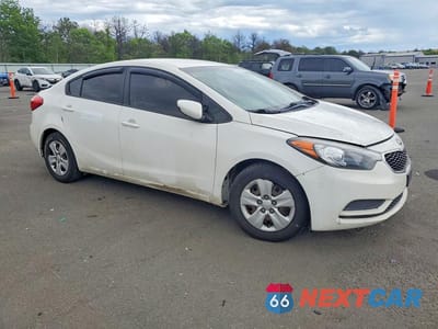 Czwarte zdjęcie samochodu z boku: 2016 KIA FORTE LX VIN:KNAFK4A62G5617909 - miniatura