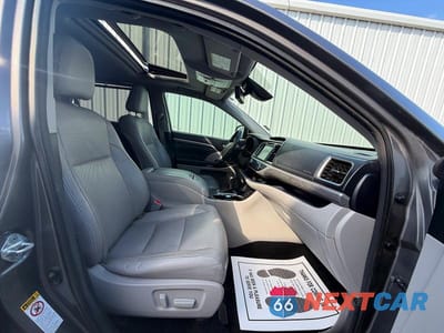 Piąte zdjęcie samochodu w środku: 2017 TOYOTA HIGHLANDER LIMITED VIN:5TDYZRFH6HS230158 - miniatura