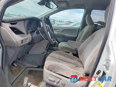 Zdjęcie 7 z 13 samochodu: 2019 TOYOTA SIENNA LE VIN:5TDKZ3DC2KS013160 - miniatura