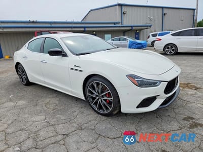 Czwarte zdjęcie samochodu z boku: 2024 MASERATI GHIBLI MODENA VIN:ZAM57YTM6RX445230 - miniatura