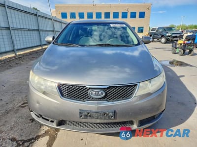 Piąte zdjęcie samochodu w środku: 2010 KIA FORTE EX VIN:KNAFU4A24A5309171 - miniatura