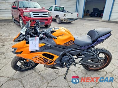 Trzecie zdjęcie samochodu z tyłu: 2025 KAWASAKI EX650 P VIN:ML5EXEP14SDAF9070 - miniatura