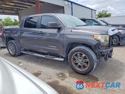 Czwarte zdjęcie samochodu z boku: 2018 TOYOTA TUNDRA CREWMAX SR5 VIN:5TFEM5F17JX128672 - miniatura