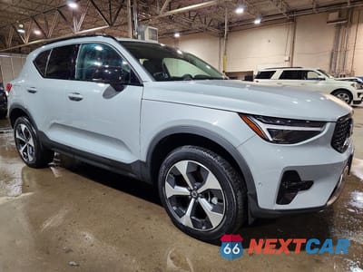 Czwarte zdjęcie samochodu z boku: 2026 VOLVO XC40 PLUS VIN:YV4L12UC6T2746341 - miniatura