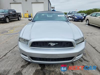 Piąte zdjęcie samochodu w środku: 2013 FORD MUSTANG VIN:1ZVBP8EM0D5239598 - miniatura