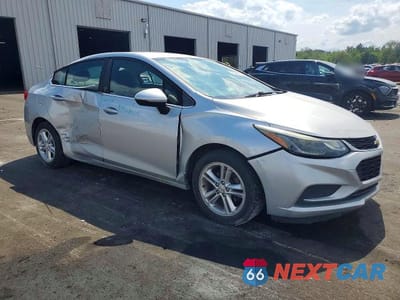Czwarte zdjęcie samochodu z boku: 2017 CHEVROLET CRUZE LT VIN:1G1BE5SMXH7229434 - miniatura