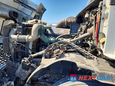 Zdjęcie 7 z 10 samochodu: 2016 VOLVO VNL SEMI TRUCK VIN:4V4NC9EH4GN953909 - miniatura
