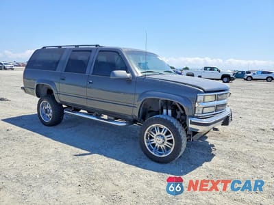 Czwarte zdjęcie samochodu z boku: 1999 CHEVROLET SUBURBAN K2500 VIN:3GNGK26J7XG169479 - miniatura