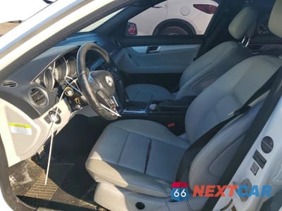 Zdjęcie 7 z 12 samochodu: 2014 MERCEDES-BENZ C 250 VIN:WDDGF4HB3EG252937 - miniatura