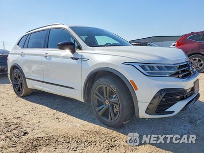 Czwarte zdjęcie samochodu z boku: 2023 VOLKSWAGEN TIGUAN SE R-LINE BLACK VIN:3VVCB7AX0PM069971 - miniatura