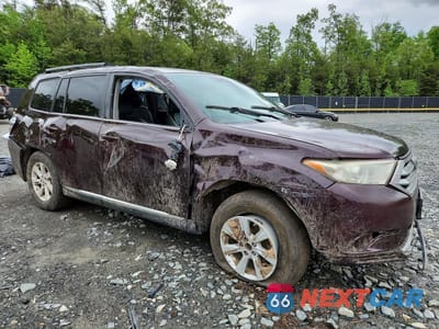 Czwarte zdjęcie samochodu z boku: 2012 TOYOTA HIGHLANDER BASE VIN:5TDZK3EH7CS060490 - miniatura