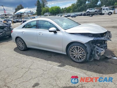 Czwarte zdjęcie samochodu z boku: 2023 MERCEDES-BENZ CLA 250 VIN:W1K5J4GBXPN328692 - miniatura