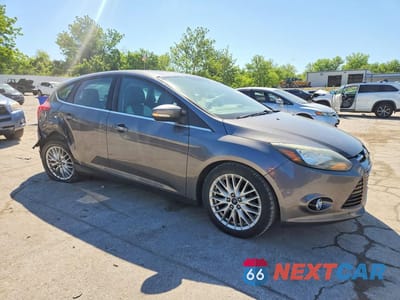 Czwarte zdjęcie samochodu z boku: 2013 FORD FOCUS TITANIUM VIN:1FADP3N24DL106258 - miniatura