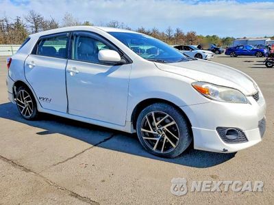 Czwarte zdjęcie samochodu z boku: 2009 TOYOTA COROLLA MATRIX S VIN:2T1LE40E69C007698 - miniatura