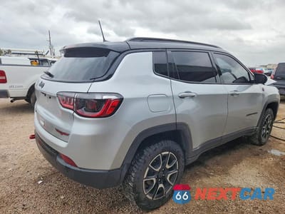 Trzecie zdjęcie samochodu z tyłu: 2025 JEEP COMPASS TRAILHAWK VIN:3C4NJDDN7ST559115 - miniatura
