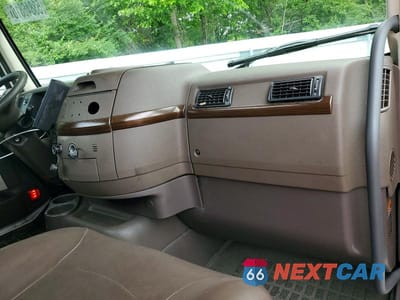 Piąte zdjęcie samochodu w środku: 2018 VOLVO VNL SEMI TRUCK VIN:4V4N39TG6JN892595 - miniatura