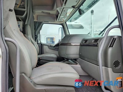 Piąte zdjęcie samochodu w środku: 2024 VOLVO VNR SEMI TRUCK VIN:4V4WC9EH1RN629758 - miniatura