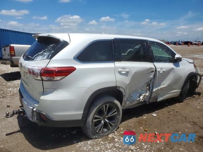 Trzecie zdjęcie samochodu z tyłu: 2018 TOYOTA HIGHLANDER LE VIN:5TDZZRFH9JS235123 - miniatura