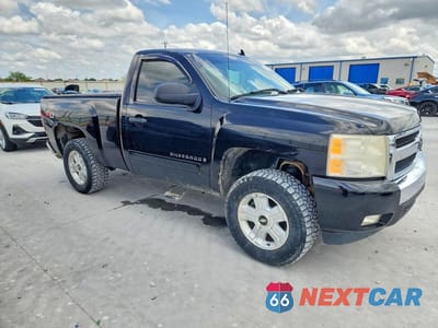 Czwarte zdjęcie samochodu z boku: 2007 CHEVROLET SILVERADO K1500 VIN:1GCEK14087Z532277 - miniatura