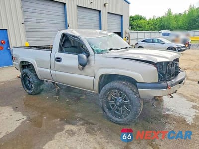 Czwarte zdjęcie samochodu z boku: 2004 CHEVROLET SILVERADO K1500 VIN:1GCEK14TX4Z156090 - miniatura